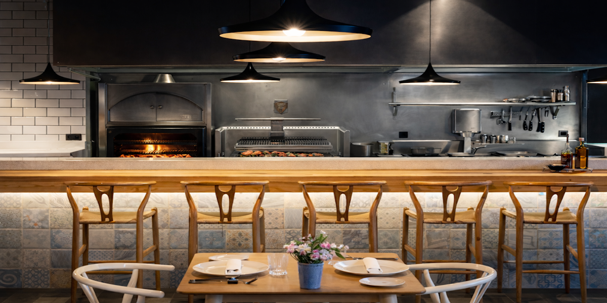 Гриль-печь на древесном угле для профессиональной кухни